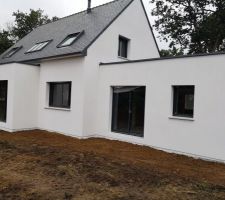 Après les travaux eaux de pluie et eaux usées le remblaiement autour de la maison a été effectué.