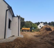 Après les travaux eaux de pluie et eaux usées le remblaiement autour de la maison a été effectué.