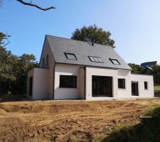 Après les travaux eaux de pluie et eaux usées le remblaiement autour de la maison a été effectué.