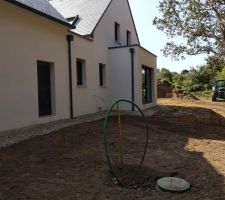 Après les travaux eaux de pluie et eaux usées le remblaiement autour de la maison a été effectué.