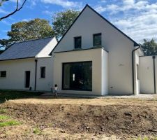 Après les travaux eaux de pluie et eaux usées le remblaiement autour de la maison a été effectué.