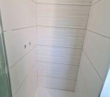 Douche étage faïence de marque "Porcelanosa"