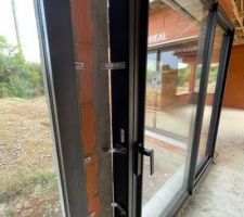 Problème de poteau trop étroit, les maçons vont repasser refaire le tableau