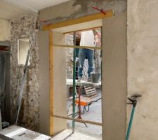 Encadrement de la porte de la future cuisine en cours