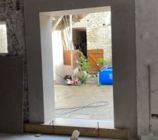 Encadrement de la porte de la future cuisine en cours
