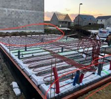 Remise en place les hourdis plastique au bonne endroit ,et la pose des serpentins du chauffage au sol .
En rouge, nous voyons bien que l?isolation périphérique qui dois être mis en place, ne l?ai pas sur la totalité . 
Arfff sacré résidence picarde !