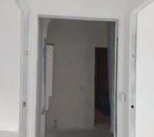 La cloison r&eacute;cemment rajout&eacute;e a d&ucirc; &ecirc;tre pon&ccedil;&eacute;e et peinte apr&egrave;s le reste de la maison