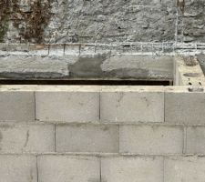 POTEAU HORIZONTAL 
BIZARRE !!??
on dirait du colmatage !!