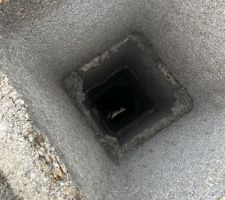 AC coup&eacute;s puis repos&eacute;s au fond du trou pour faire croire qu'ils sont en place !
Ils sont donc d&eacute;solidaris&eacute;s des fondations !