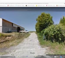 Alors l&agrave;, c'est l'entr&eacute;e vers mon palais. A gauche, le hangar va &ecirc;tre transform&eacute; en ferme am&eacute;ricaine (rouge et blanche). Et moi, le maire &eacute;tait pas d'accord sur mon choix d'enduit ?!