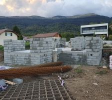 Vue des deux baies vitr&eacute;es du salon