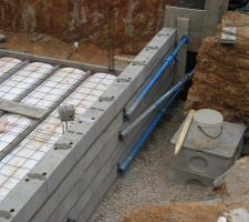 La même vue, après pose du drain et du regard sur un lit de gravier.