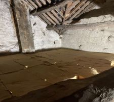 Isolation des combles de la partie habitable avec le reste de la laine de bois, 2 couches croisées de 8cm au dessus des 30cm de laine de verre déjà existants.