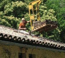 Première étape : dépose des tuiles de notre ancienne construction.