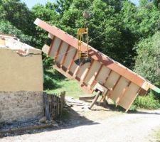 Panne faîtière posée au sol pour démolition des chevrons.