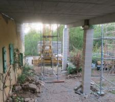 Pose des poutres sur les poteaux puis pose des poutrelles et des hourdis