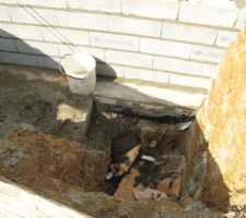 De l'autre côté du mur séparant sous-sol et VS, l'endroit pour le regard dans lequel débouchera le drain prévu au pourtour du sous-sol.