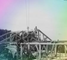 Charpente traditionnelle non ? Chez nous, dans le Tarn, on trouve encore des charpentiers capable de travailler de la sorte.