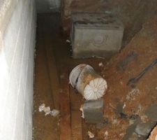 Après les violents orages du juin, faute de pompe, le drain commence à refouler dans le vide sanitaire. On ne voit plus le gravier mais la terre est toujours en place.