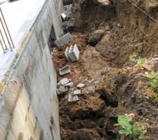 Après les violents orages du juin, effondrement de la rive en bordure du sous-sol.