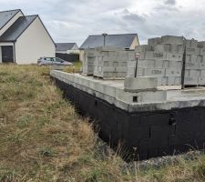 Premier rang de parpaings, assez long &agrave; mettre en place mais droit et de niveau :)