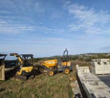 Terrassement du terrain pour mettre à plat les tas de terre laissés lors du creusement du vide sanitaire.