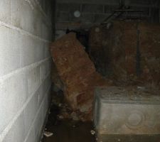 En juillet, un gros bloc de terre se fend en deux et vient s'appuyer au mur. Cette partie du VS est inondé depuis un mois.