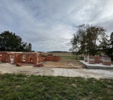 Vue d'ensemble de la maison et du garage