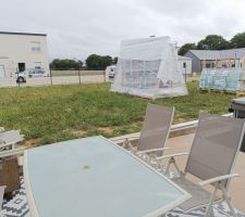 La clôture est posée. L'abri de terrasse a été livré le 19 septembre