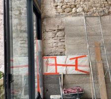 Poursuite du banche chaux liège sur le côté de la baie vitrée du séjour.