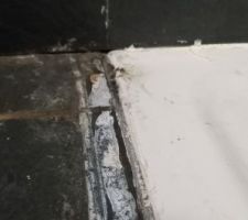 Détail sur l'emplacement initial de la porte (là où est le joint), on ne le voit pas forcément, mais il y a un trou au coins du receveur qui va dans la cloison