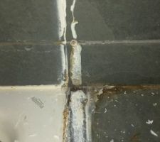 Détail sur l'emplacement initial de la porte (là où est le joint), on ne le voit pas forcément, mais il y a un trou au coins du receveur qui va dans la cloison