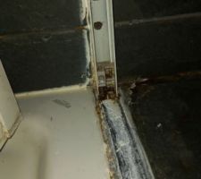 Détail sur l'emplacement initial de la porte, c'est de ce côté que de l'eau était retenue dans la porte (autour de la vitre?).