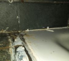 Détail sur l'emplacement initial de la porte (on voit le reste de joint), et on arrive à voir un trou au coin du receveur qui va dans la cloison