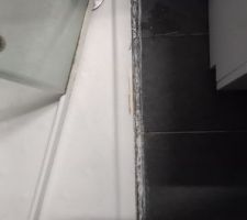 Vue général du positionnement de la porte: sur le carrelage, à droite et en dehors du receveur