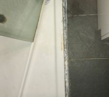 Vue général du positionnement de la porte: sur le carrelage, à droite et en dehors du receveur