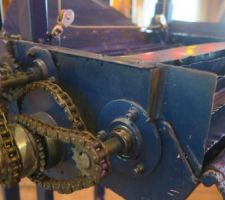 Pour déposer l'enduit de corps, j'ai fabriqué une machine à projeter low tech, elle fonctionne avec un moteur électrique de machine à coudre de 500W.
