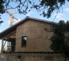 Voilà l'apparence du pignon Ouest, une fois les deux couches d'enduit de corps posées.