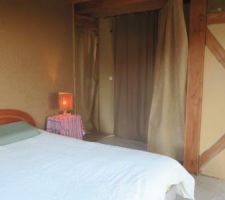 Il reste encore les plinthes &agrave; poser, les portes &agrave; construire et l'enduit de finition &agrave; r&eacute;aliser sur la cloison &agrave; la t&ecirc;te du lit mais &ccedil;a commence &agrave; prendre forme.