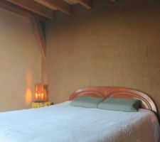 En t&ecirc;te de lit, l'enduit de finition n'a pas &eacute;t&eacute; pos&eacute; mais, c'est habitable.