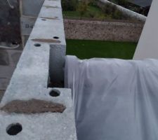 R&eacute;servation dans notre mur de parpaing pour tuile de fa&icirc;tage du garage des voisins ???