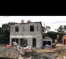 Notre chantier avance correctement mais il faut être vigilant tout de même les appuies en béton de baie vitrée ont du être repris par le constructeur car mauvaise mise en place des maçons