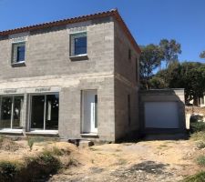 Nous sommes à présent hors d'eau et hors d'air ! le chantier va maintenant accélerer pour attaquer l'intérieur (placo, elec, plomberies...)