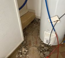 Destruction d?une marche béton pour le module intérieur de la paC (pour que sa façade soit reculée et donc alignée avec les façades des futurs placards de l?entrée)