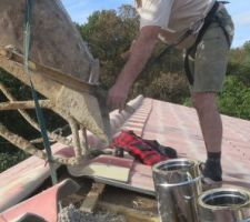 Dépose du mélange Perlite / Vermiculite / Chaux /eau à l'intérieur de la trémie de cheminée.
