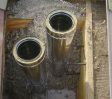Le premier seau d'isolant thermique résistant au feu est déversé autour des conduits, dans la trémie.