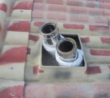 De la fibre céramique enrobe le haut des conduits pour une éventuelle dilatation de la chape sable chaux qui recouvre l'isolant thermique.