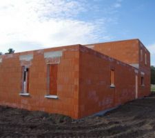 Linteaux coffrés en bêton au dessus des coffrages isolants des volets roulants TERREAL en brique.