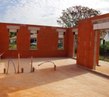 Linteaux coffrés en bêton au dessus des coffrages isolants des volets roulants TERREAL en brique.