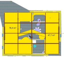 Les deux mezzanines reliées par un escalier en colimaçon et une passerelle.